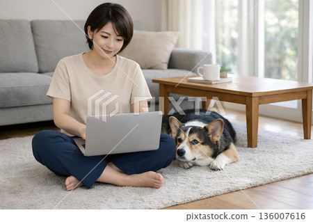 在家辦公，坐在地板上，身邊還有一隻狗 136007616