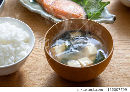 味噌湯、日式早餐、豆腐和嫩芽 136007799