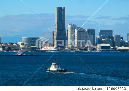 冬日藍天下的橫濱港 136008320