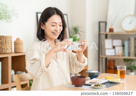 中年婦女在家吃飯 136008627