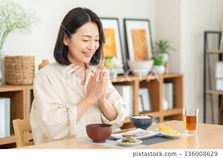 中年婦女在家吃飯 136008629