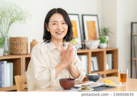 中年婦女在家吃飯 136008630