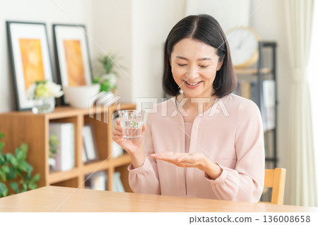 中年婦女在家服用保健品 136008658
