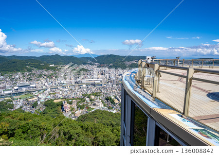 從稻佐山頂觀景台上可以俯瞰長崎市。 從稻佐山頂觀景台上可以俯瞰長崎市。 136008842