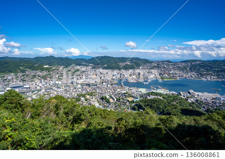 從稻佐山頂觀景台上可以俯瞰長崎市。 136008861