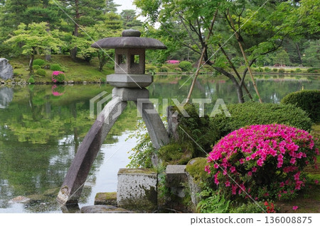 Kenrokuen Garden Kuragaike和燈籠燈籠 Kenrokuen Garden Kuragaike和燈籠燈籠 136008875