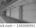 商店捲門緊閉的商業街景象 2 136008991