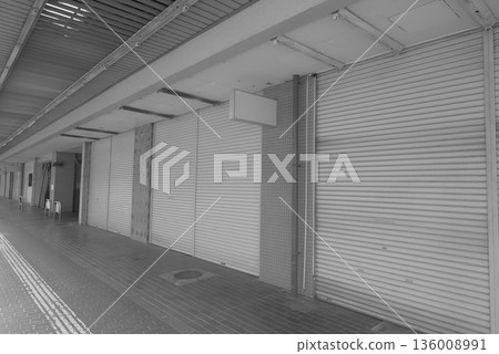 商店捲門緊閉的商業街景象 2 136008991