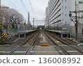 車站、鐵軌、建築物和櫻花 1 136008992
