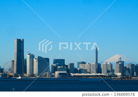 冬日藍天下的橫濱港 136009578