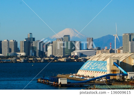 冬日藍天下的橫濱港 136009615