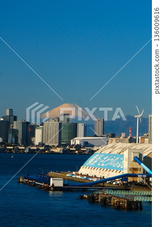 冬日藍天下的橫濱港 136009616