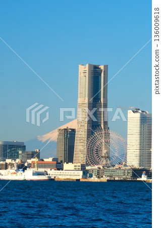 冬日藍天下的橫濱港 136009618