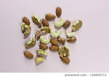 Mixed nuts 136009713
