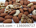 Mixed nuts 136009717