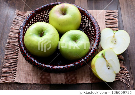 籃子裡的青蘋果（Granny Smith），切成兩半 136009735