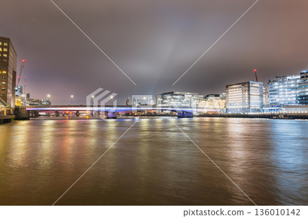 英國倫敦橋燈光秀 英國倫敦橋燈光秀 136010142