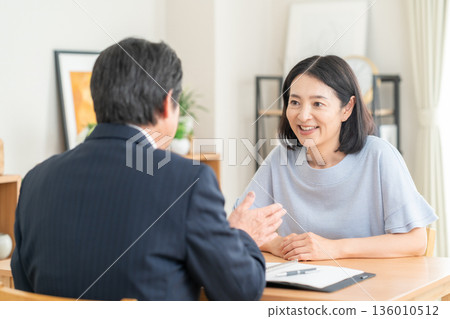 一位商人在客廳與一位女士討論生意 136010512