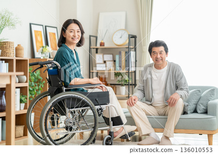 丈夫在客廳照顧他的中年妻子 136010553