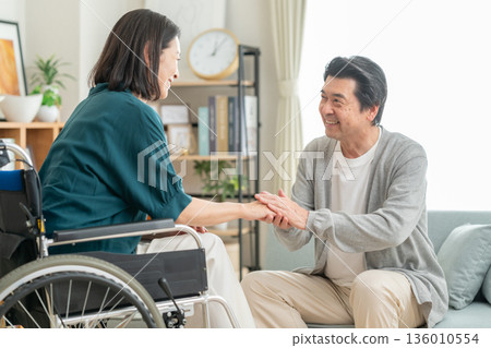 丈夫在客廳照顧他的中年妻子 136010554