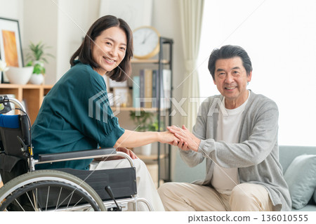 丈夫在客廳照顧他的中年妻子 136010555