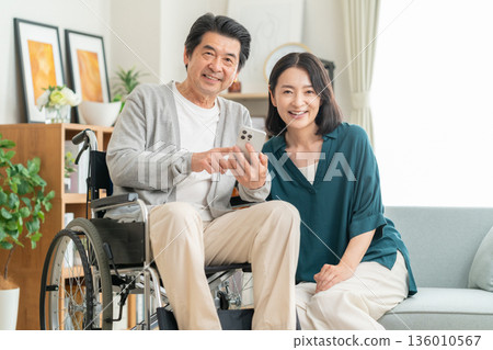 妻子在客廳照顧她的中年丈夫 136010567