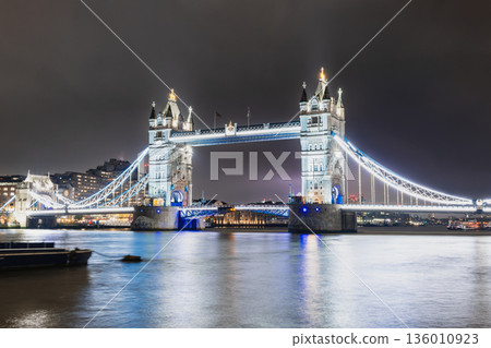 倫敦燈火輝煌的塔橋 倫敦燈火輝煌的塔橋 136010923