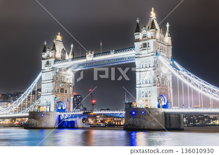 倫敦燈火輝煌的塔橋 136010930