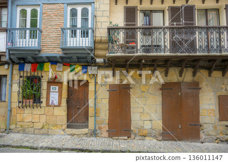 西班牙巴斯克地區翁塔爾比亞(Ontarbia),老城區,商店,仲夏時節 西班牙巴斯克地區翁塔爾比亞(Ontarbia),老城區,商店,仲夏時節 136011147