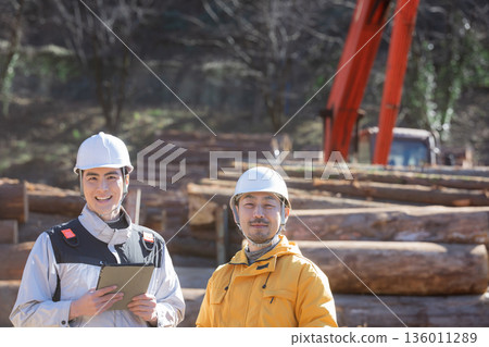 幾位從事林業等初級產業的工人正在用遊標卡尺測量原木,畫面是用於房地產的建築材料,他們看著鏡頭微笑。 幾位從事林業等初級產業的工人正在用遊標卡尺測量原木,畫面是用於房地產的建築材料,他們看著鏡頭微笑。 136011289