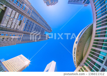 日本東京城市景觀：東京都廳大樓與晴朗的天空…邁向更美好的時代 = 2026年1月25日 136011312