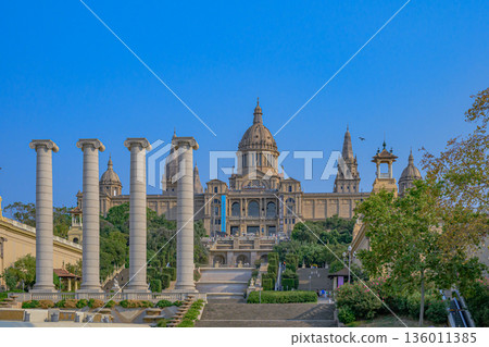 巴塞隆納，城市景觀，晴朗的天空，盛夏，西班牙 136011385