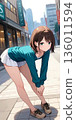 城市裡一個穿著休閒服的女孩 136011594