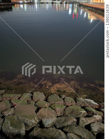 水面、城市、石頭 136011639