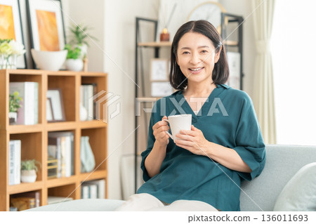 中年婦女在客廳喝茶 136011693