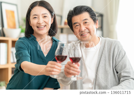 一對中年夫妻在家吃飯 136011715