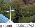 教堂屋頂上的十字架 136011792