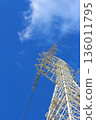白鋼塔在蔚藍的天空中閃耀 136011795