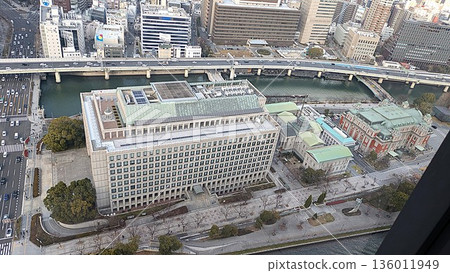 從淀屋橋空中露台眺望大阪市政府、中之島圖書館和大阪市中央公社。 從淀屋橋空中露台眺望大阪市政府、中之島圖書館和大阪市中央公社。 136011949