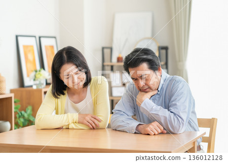 一對中年夫婦在客廳爭吵 136012128