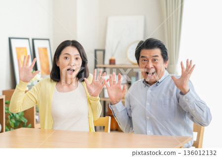 一對中年夫婦在客廳裡感到驚訝 136012132