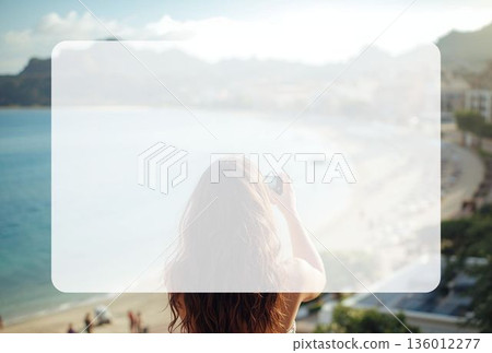 一位女遊客正在拍攝海濱度假勝地的照片，照片中留有文字空間。 136012277