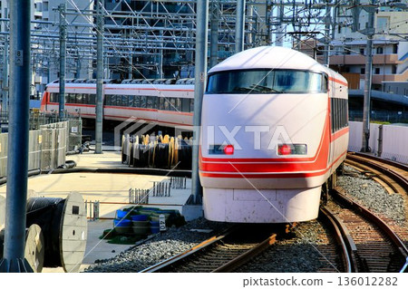 東武特急列車「草莓空間」100系列車駛過下行線上的高架「東京晴空塔站」。 136012282
