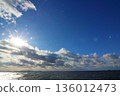 陽光燦爛，白雲在廣闊的藍天中飄蕩，構成了一幅美麗的海景。 136012473