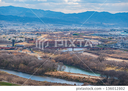The confluence of the Yodo River and the three rivers seen from Mt. Tenno, Oyamazaki Town, Otokuni District, Kyoto Prefecture 136012802