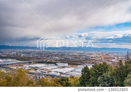 從京都府乙國郡天王山眺望大山崎町 136012803