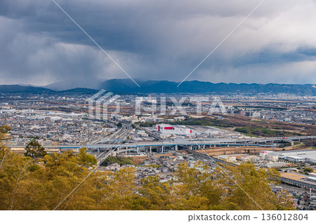 從京都府大德國郡天王山眺望京都城市景觀 從京都府大德國郡天王山眺望京都城市景觀 136012804