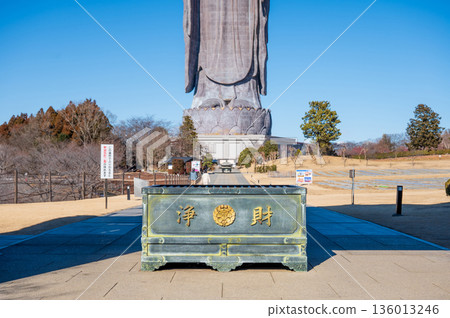 供奉箱和通往牛久大佛的通道:象徵祈禱和信仰的場景 供奉箱和通往牛久大佛的通道:象徵祈禱和信仰的場景 136013246