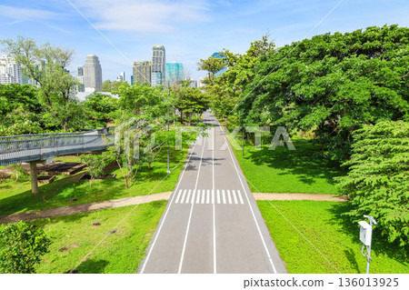一座綠色的城市公園 一座綠色的城市公園 136013925