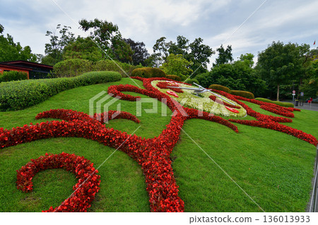 August 14, 2022: Summer scenery with a floral clock in Geneva, Switzerland 136013933